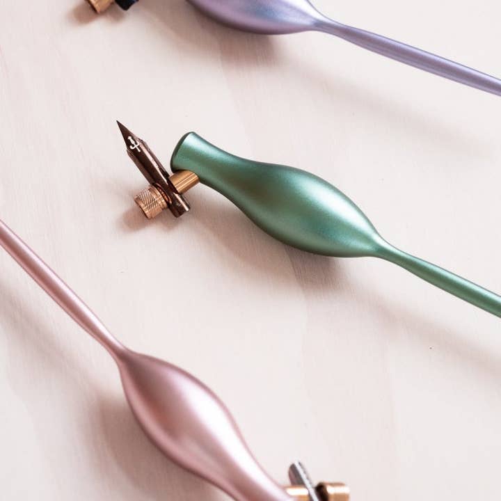 Gulerodskalligrafipen for engroshandel hos Tom's Studio