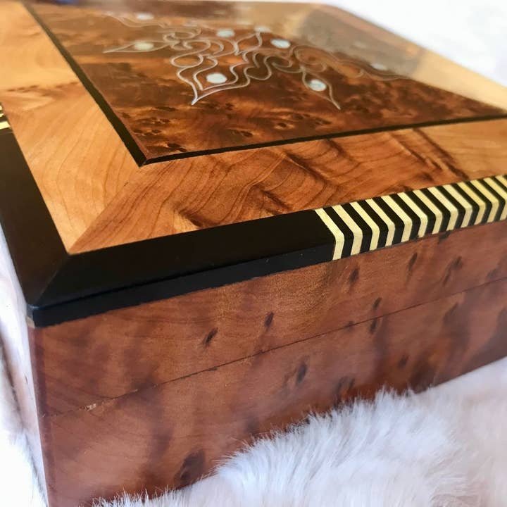 AtlasPerles - Vente Boîte/rangement à bijoux - Boîte à bijoux en bois de luxe marocain sans clé, gravée, incrustée de nacre, souvenir d'anniversaire, de mariage, boîte décorative en thuya.2