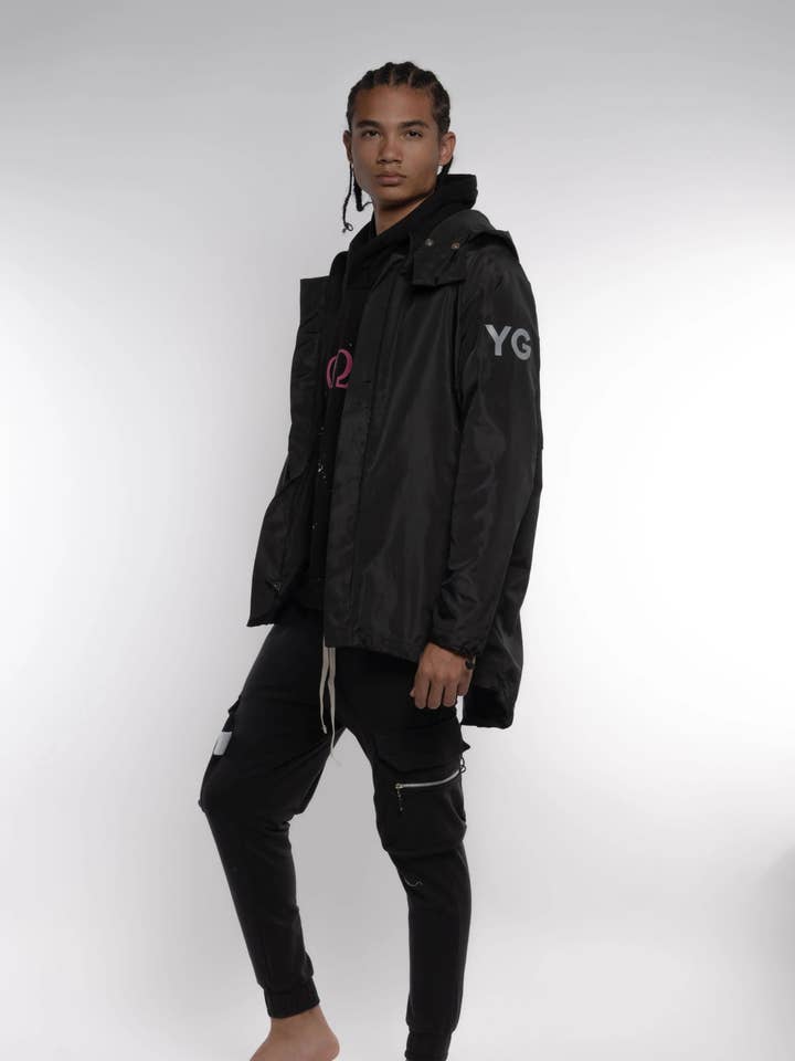 Sort vandtæt frakke med reflekterende print for engroshandel hos Young God