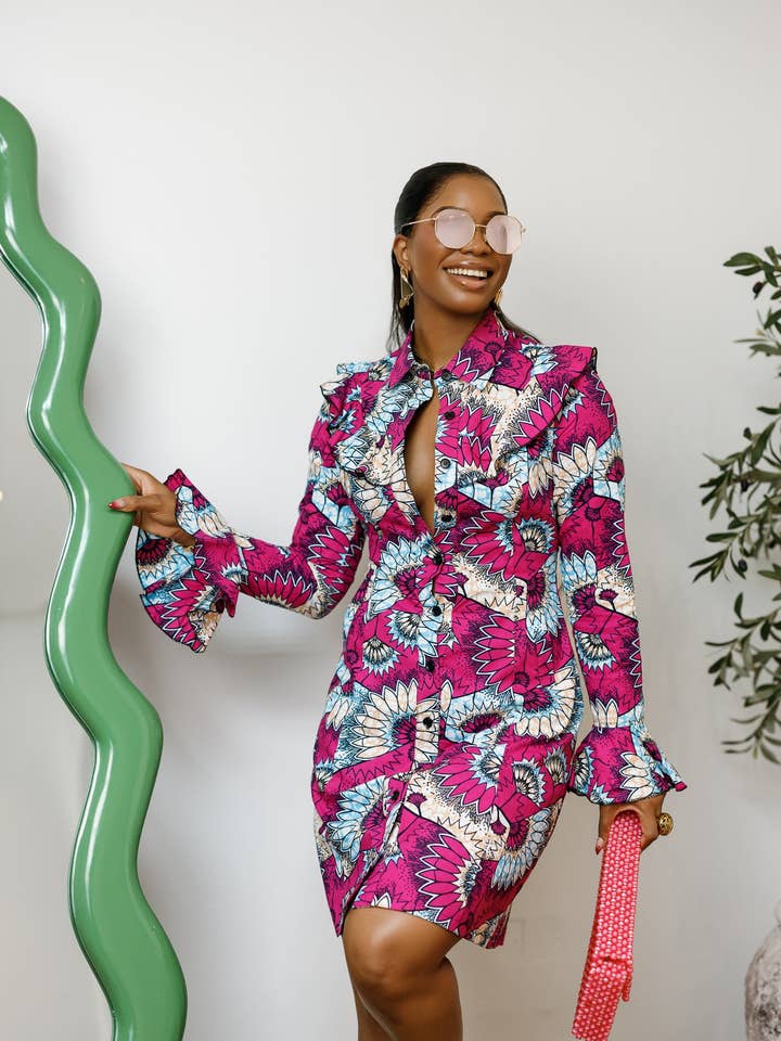 RERE robe-chemise à imprimé africain, boutonnée sur le devant pour la vente par Mae Otti