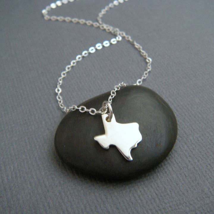 Collier État du Texas Minuscule – Pendentif TX en Argent Sterling Massif sur Chaîne de 18" pour la vente par CY Design Studio