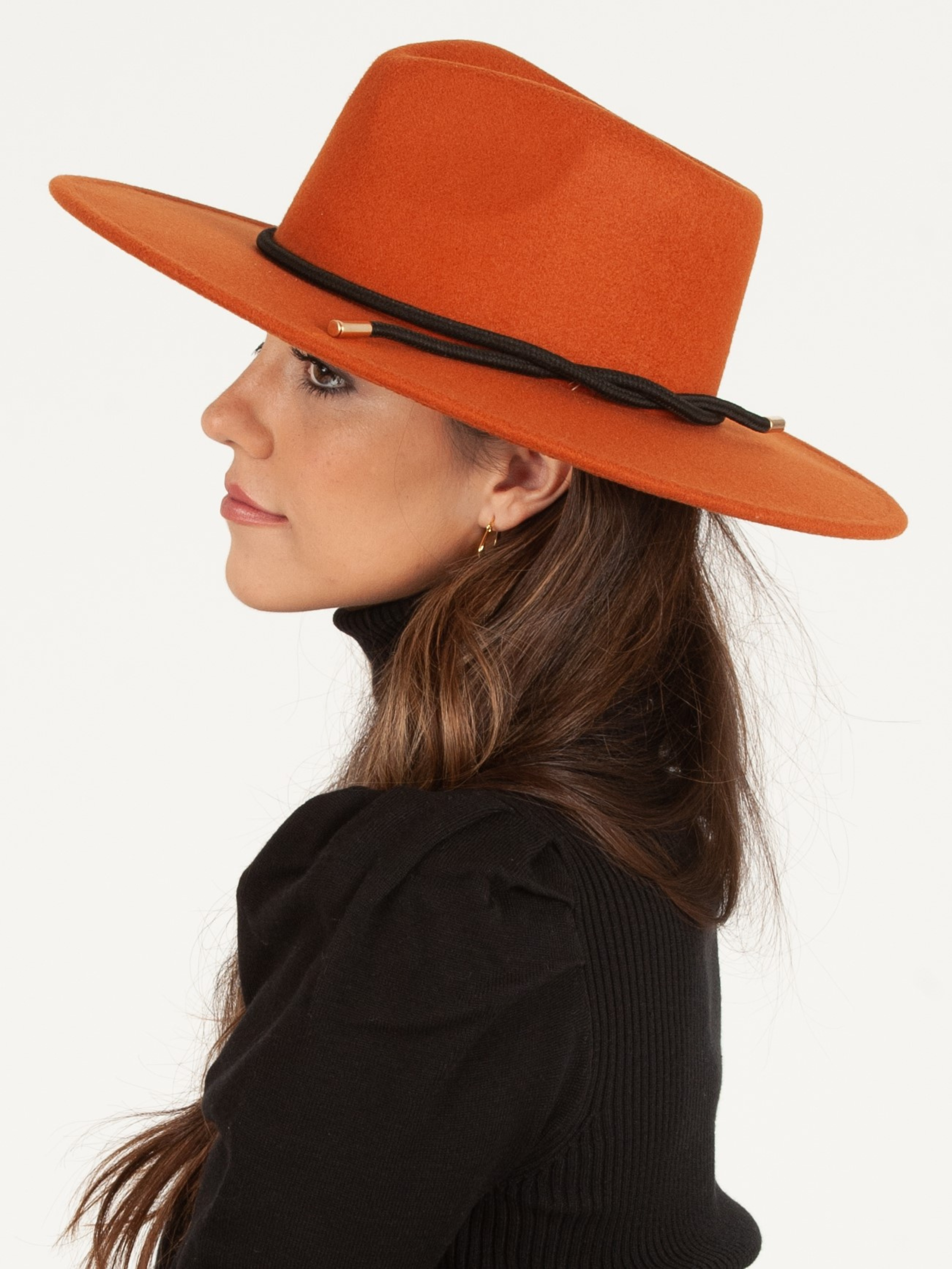 Lucca Couture – Fedora - Mulher por atacado – Chapéu de feltro vegano para mulher estilo rancher com ponta dourada e cordão preto2