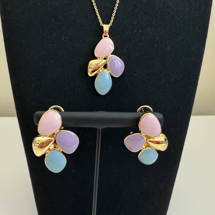 Pastelblomsttrio - Multifarvet Stenvedhæng og Øreringesæt for engroshandel hos Vinnis Jewelry