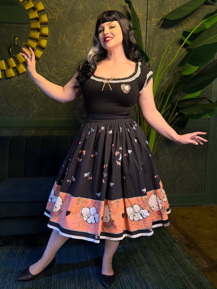 Jupe froncée à imprimé fantaisie Kewpie® Spiderweb Love pour la vente par The Oblong Box Shop™