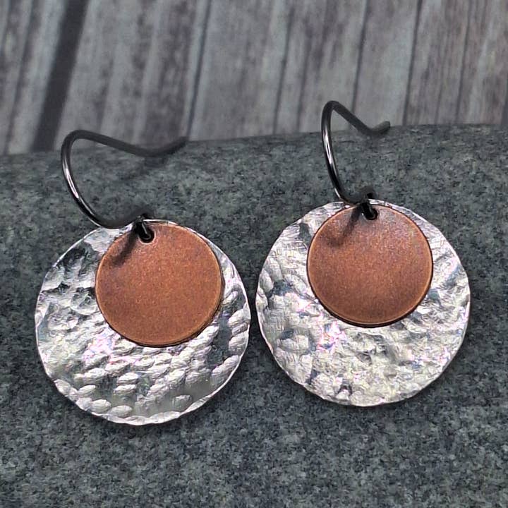 Boucles d'oreilles cercles en métal mélangé argent martelé et laiton antique pour la vente par Harper House Studio