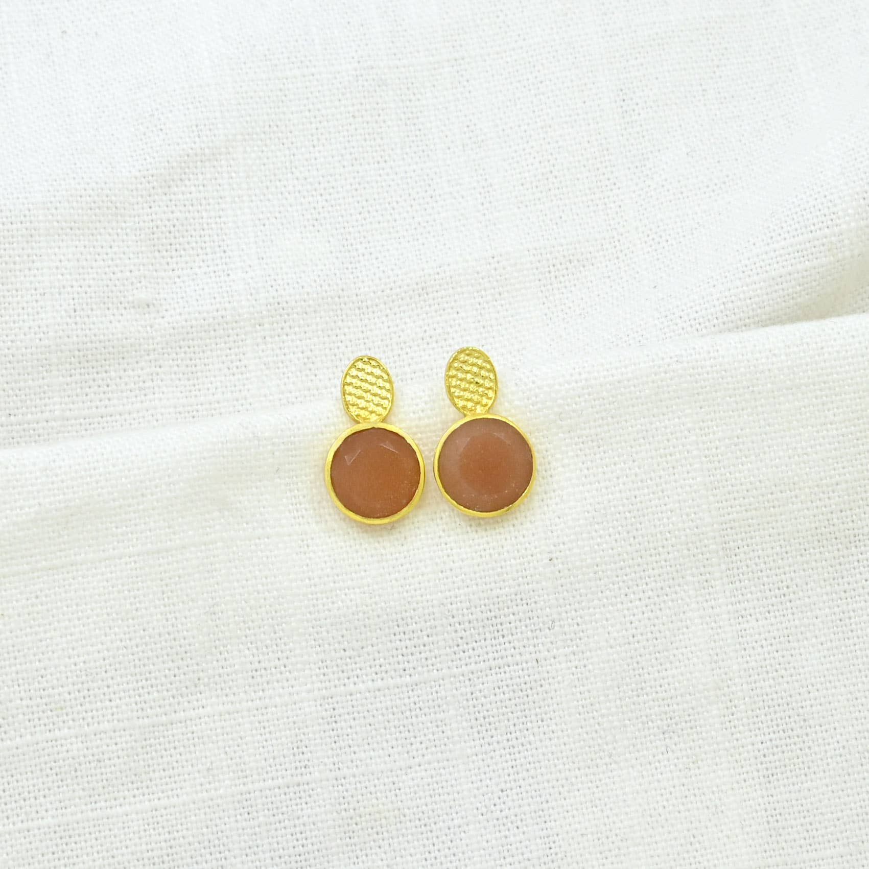 Schmuckoo Berlin – Großhandel Ohrstecker – Marika Ohrstecker aus goldfarbenem Silber 925 - Pfirsichfarbener Mondstein2