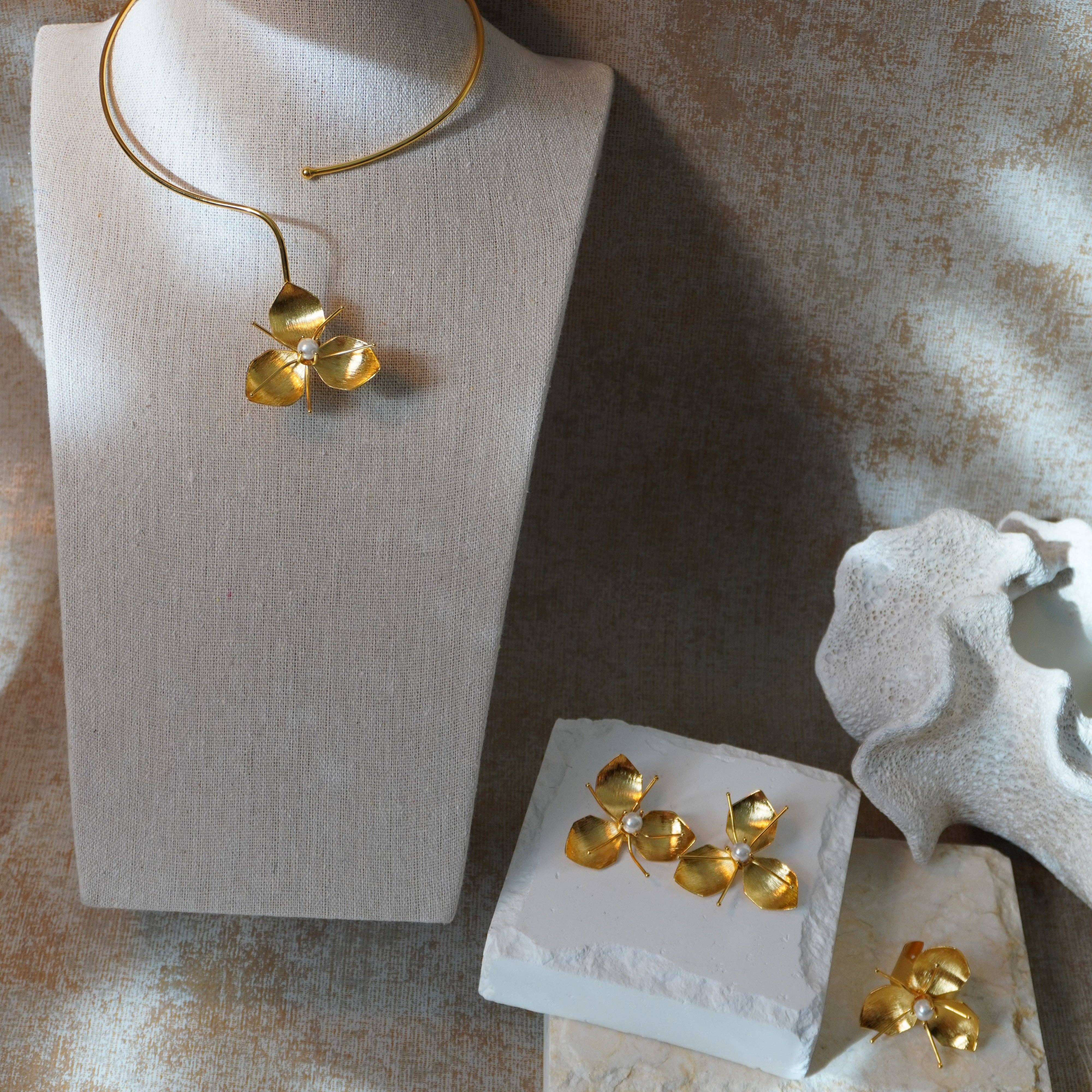 Heliconia Boutique – Großhandel Kette mit Anhänger/Charm – Perlenblumen-Halskette – Blüte & Perle, Zartes Geschenk2