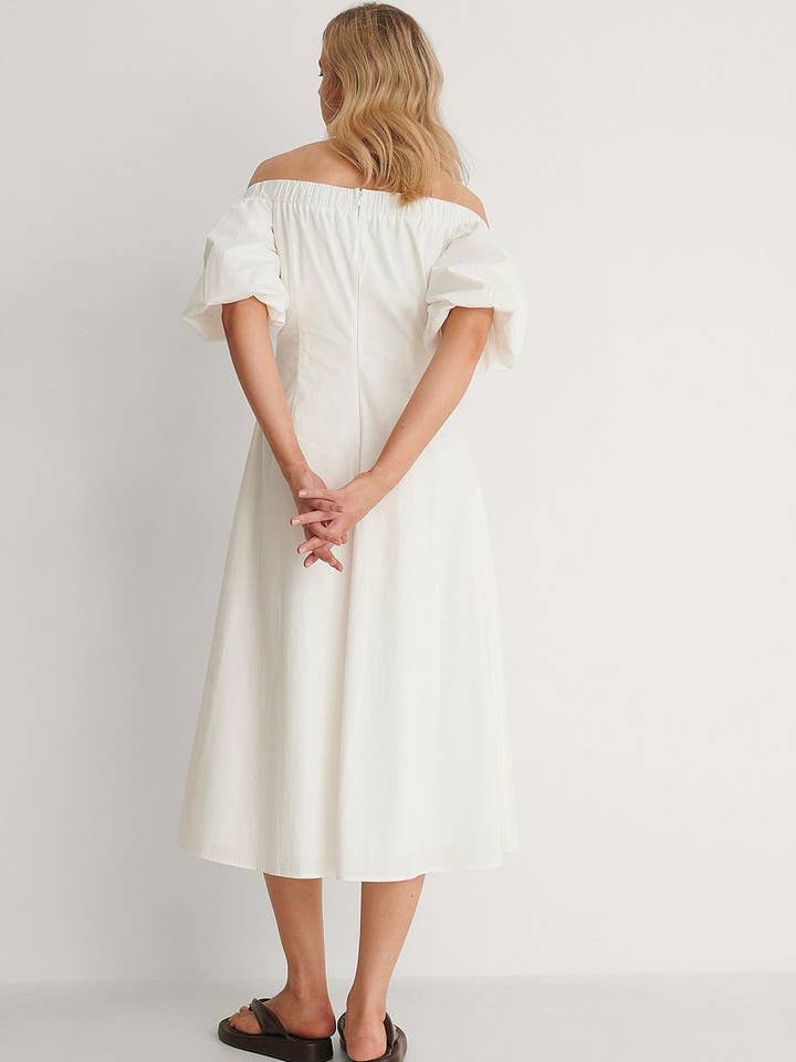 Weißes Kleid mit schulterfreien Details für den Großhandel von STYLE INSTANT