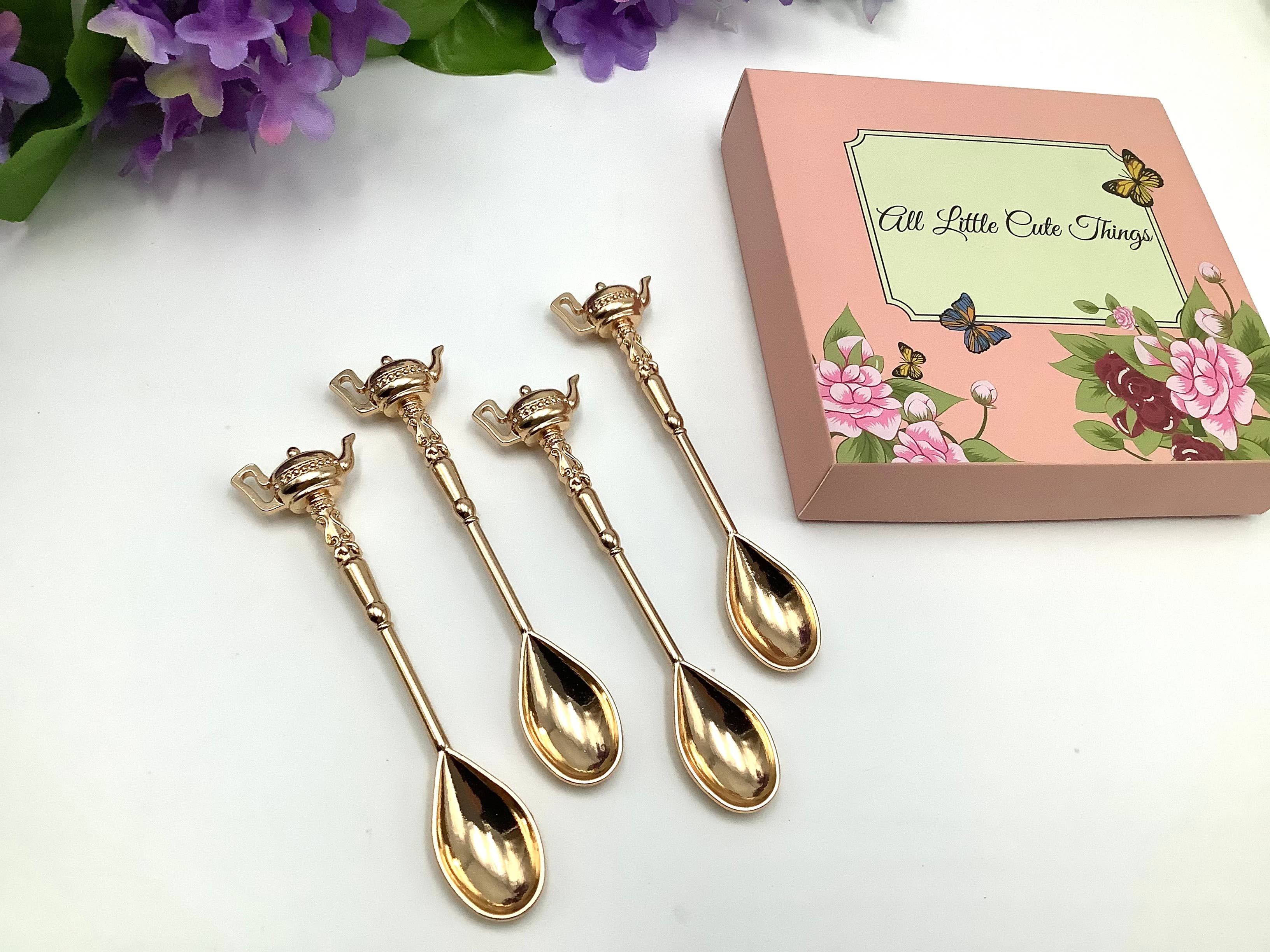 All Little Cute Things – Großhandel Esslöffel (Besteck) – Goldbeschichtete Löffel mit Teekannen-Griff im Geschenkset9
