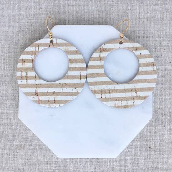 Ohrringe aus echtem Leder und Kork, ausgeschnitten, hellbraun gestreift für den Großhandel von Cadorah