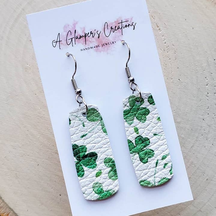 Boucles d'oreilles en cuir Shamrock en forme de mini-bar pour la Saint-Patrick pour la vente par A Glamper's Creations LLC