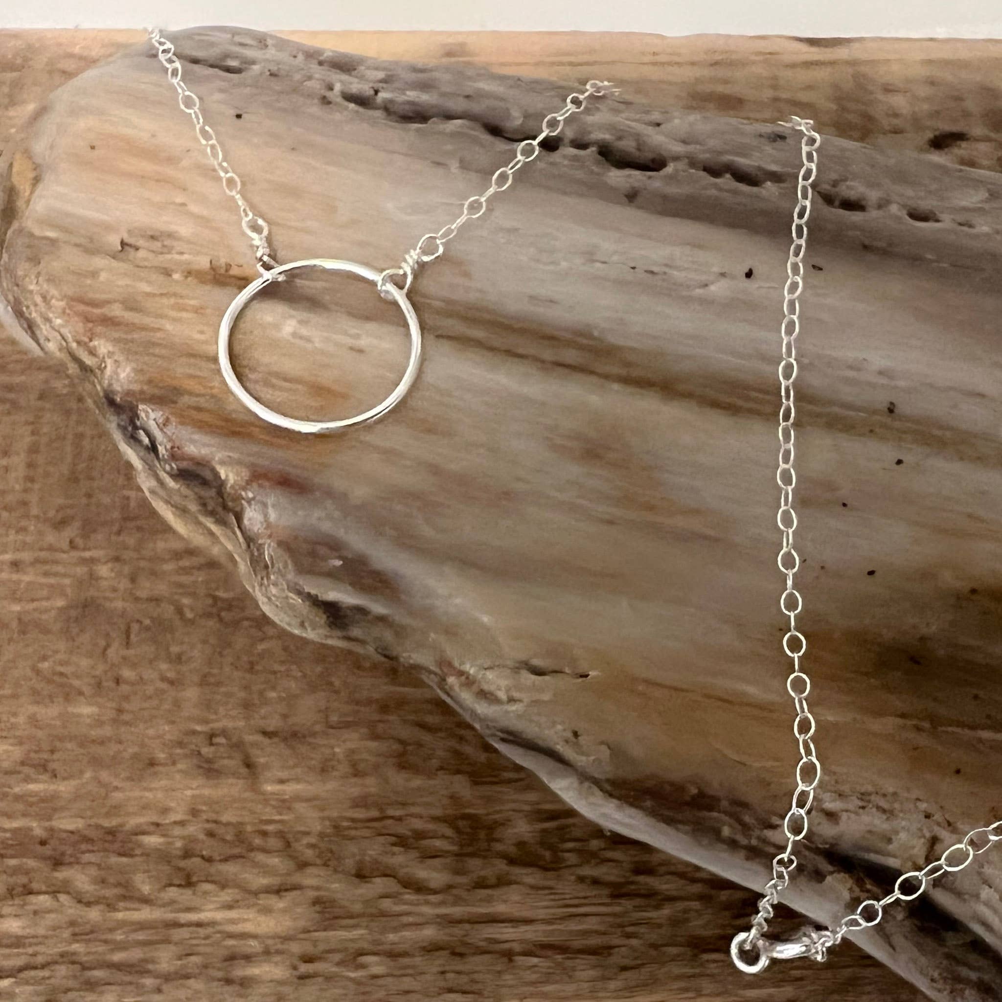 Sela+Sage – wholesale Hänge-/berlockhalsband – Oändlig cirkel halsband, Karma4