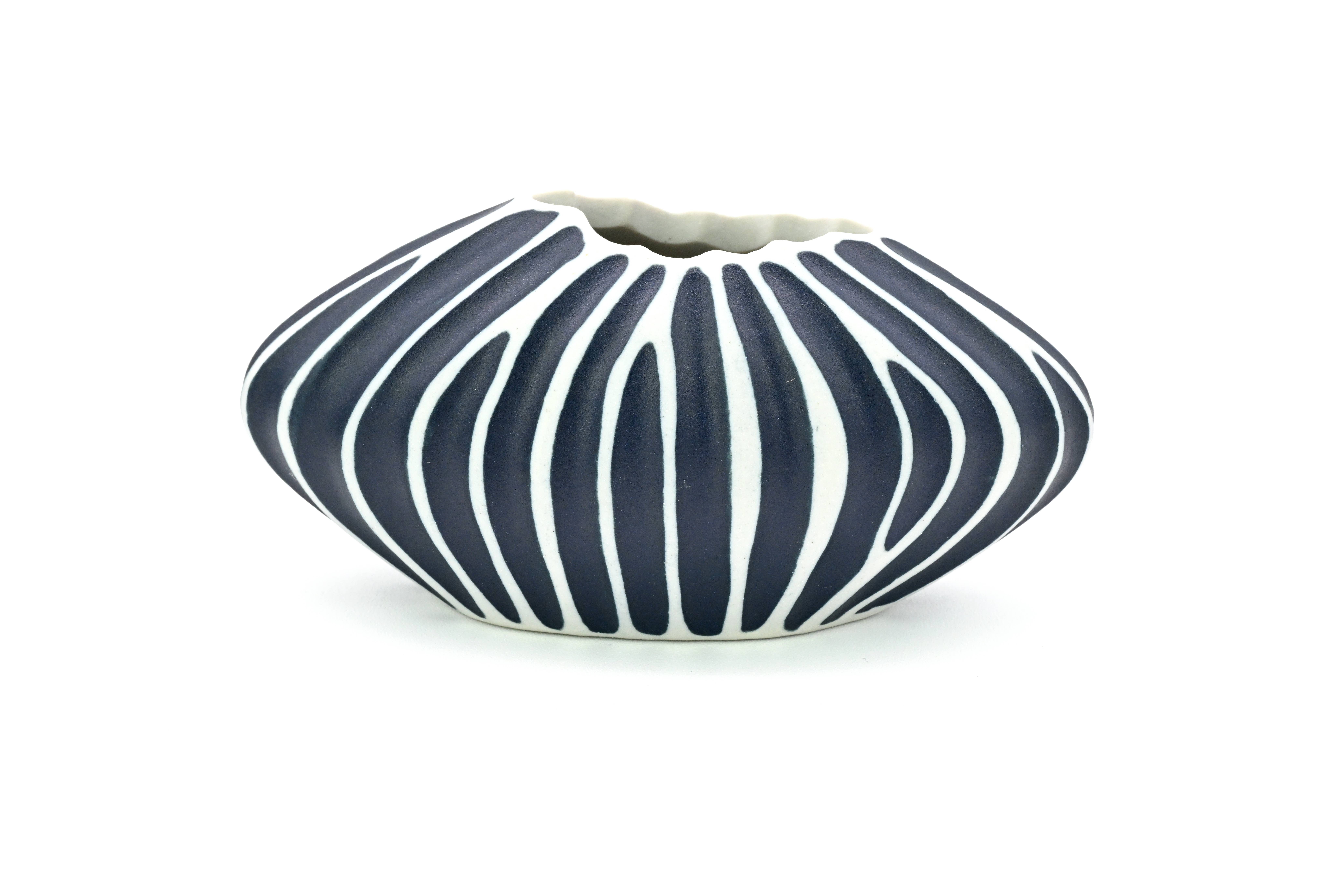 Art Floral Trading LLC - Venta al por mayor Floreros - 172BL6 JARRÓN OVALADO MINI S-Jarrón de Porcelana Hecho a Mano3