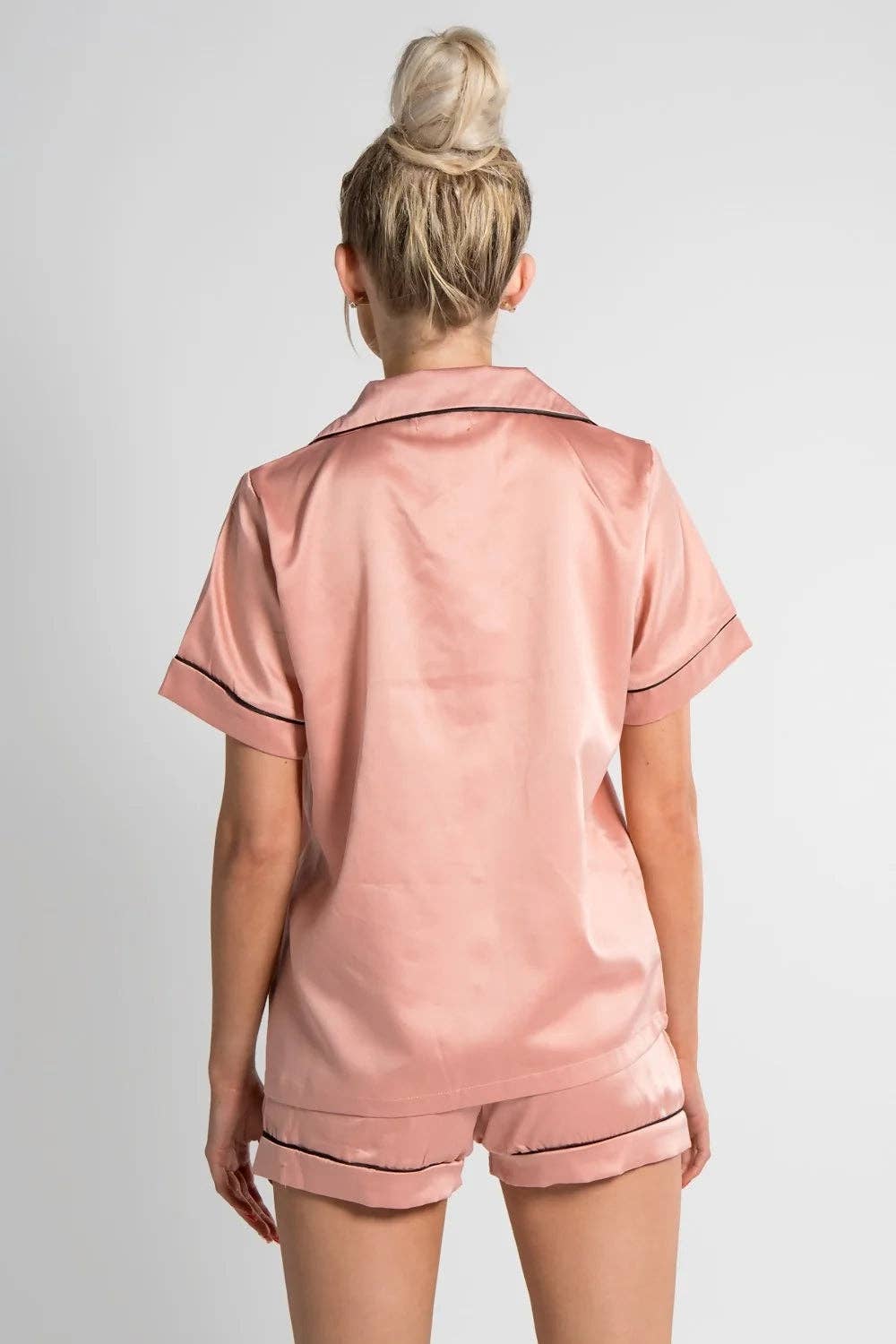 Femme Luxe - Wholesale Pyjamaset - Dames - Satijnen pyjama set met rozenbies en korte broek - Crystal3