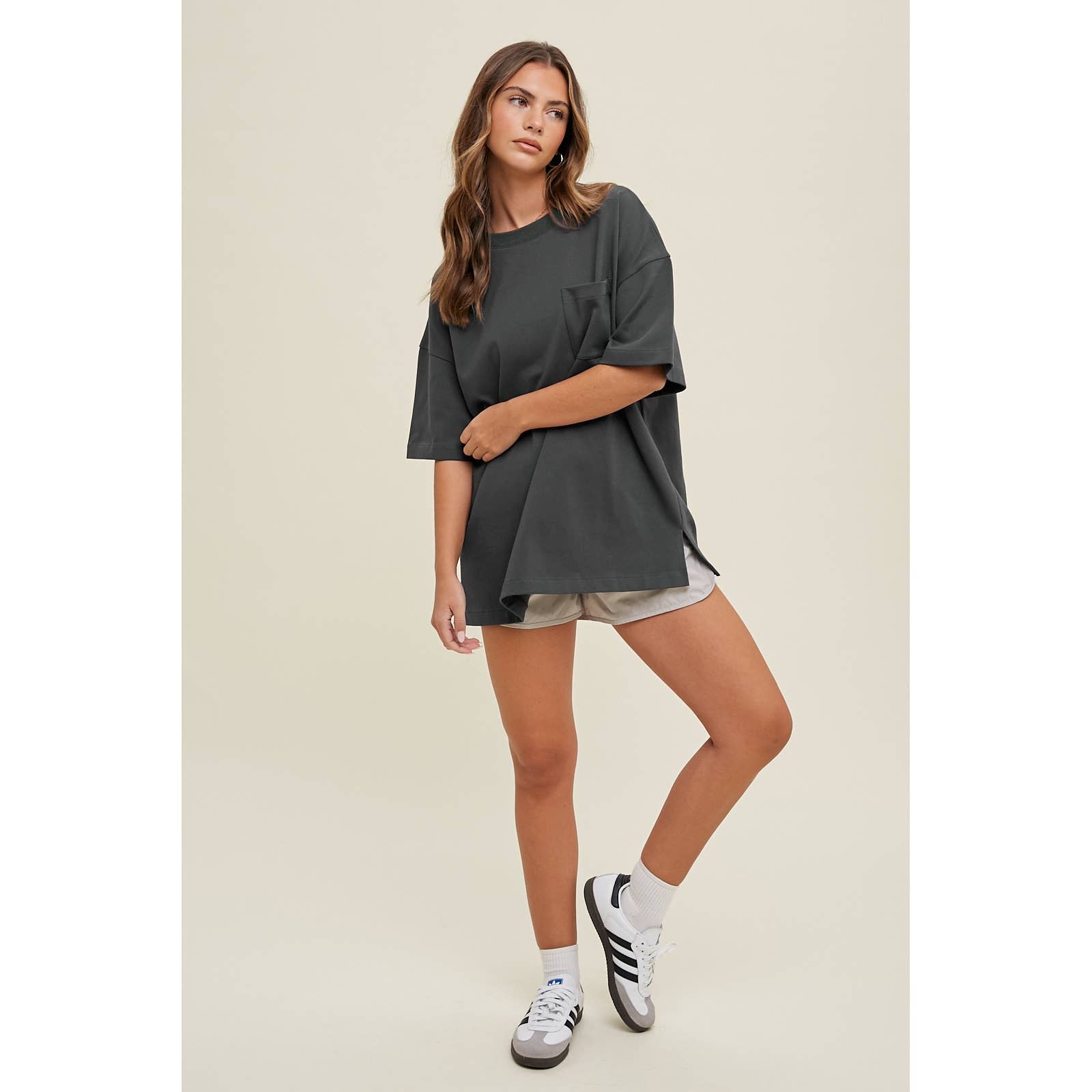 Apolline – Engroshandel T-shirt – til kvinder – OVERSIZE KÆRESTE BOMULDS-T-SHIRT MED LOMME2