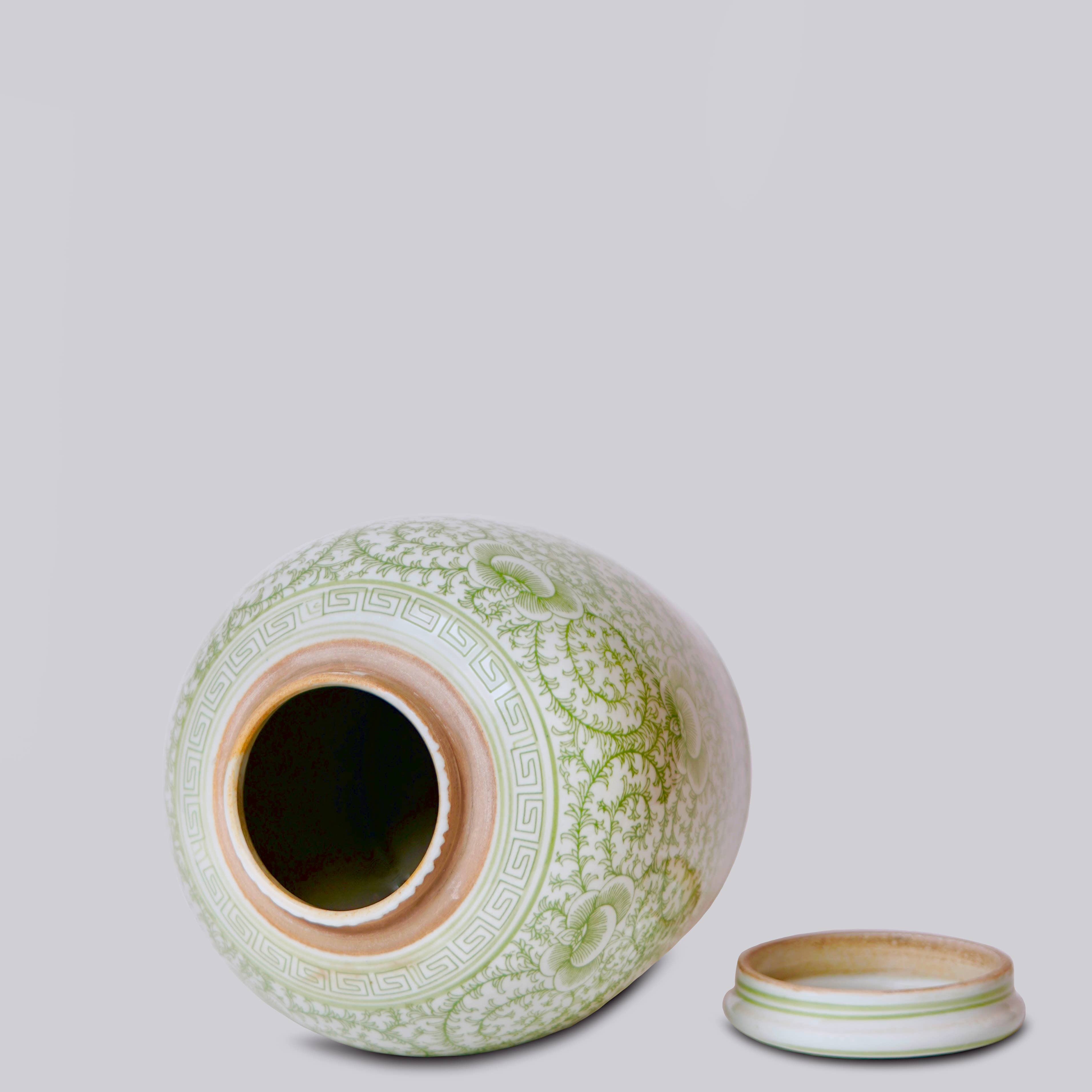 Cobalt Guild - Wholesale Decoratieve pot - Groene en witte porseleinen pot met scrollende pioenroos1