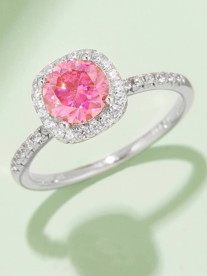 Adored 1 karat moissanite platin over ren sterlingsølv halo-ring (gul, lyserød eller blå) for engroshandel hos Sparkala