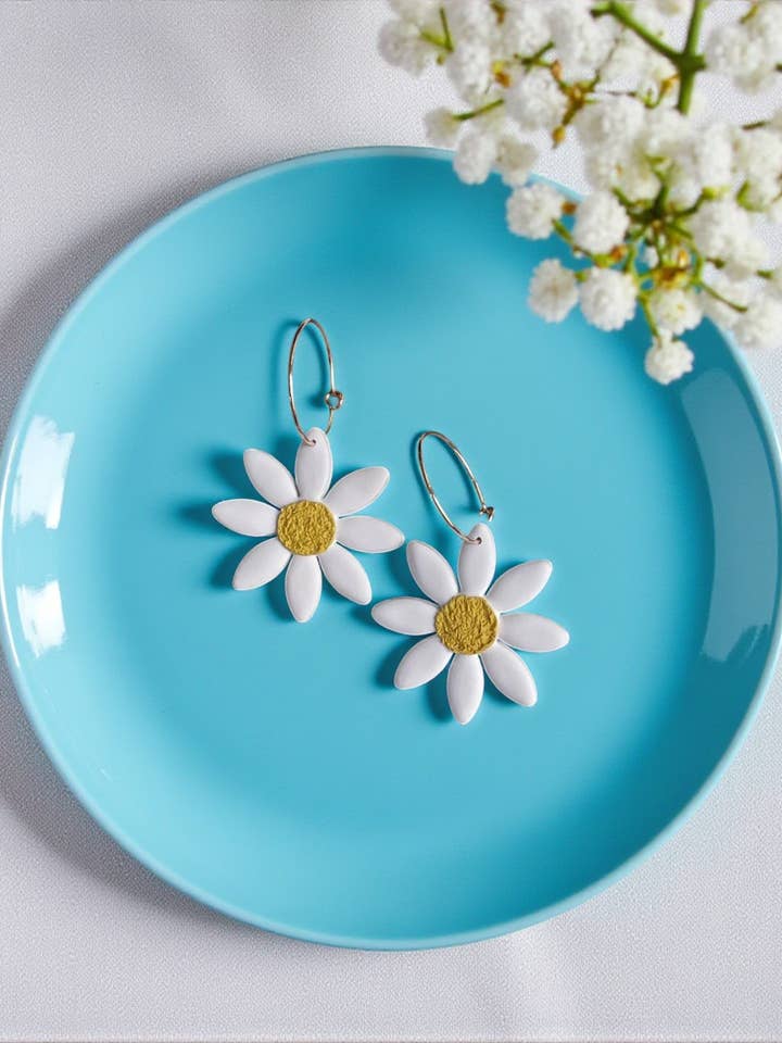 Bonjour Daisy Hoops pour la vente par Clay Dazing