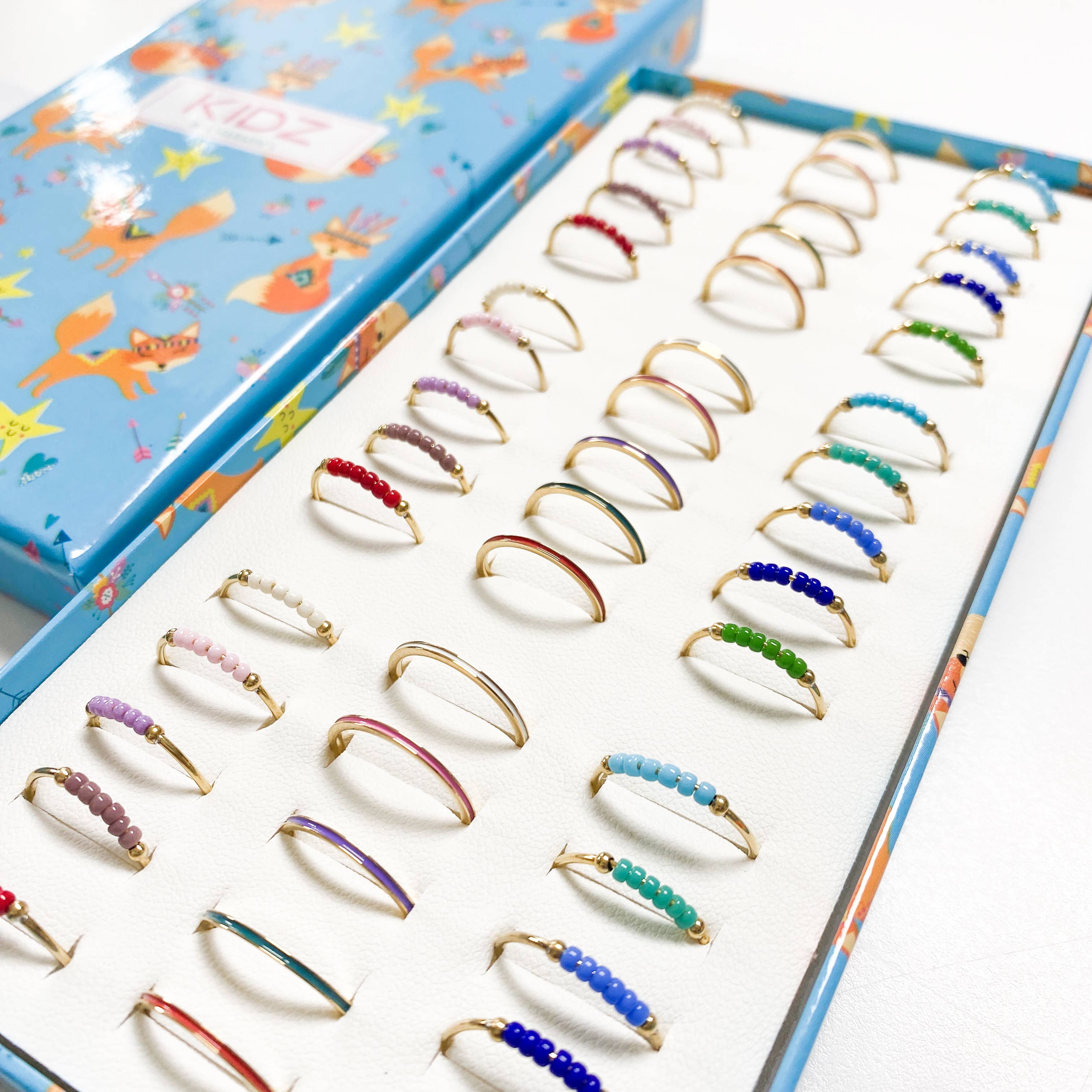 Charmin's Ringen – Anel de banda por atacado – Charmin's Ringen KIDZ - 45 anéis infantis coloridos em caixa para exposição, aço banhado a ouro, tamanhos 13, 14 e 153