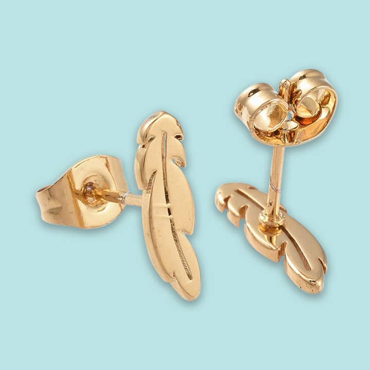 REBAJA - Plumas Doradas - Pendientes de Botón - S077 para venta al por mayor de WishStrings