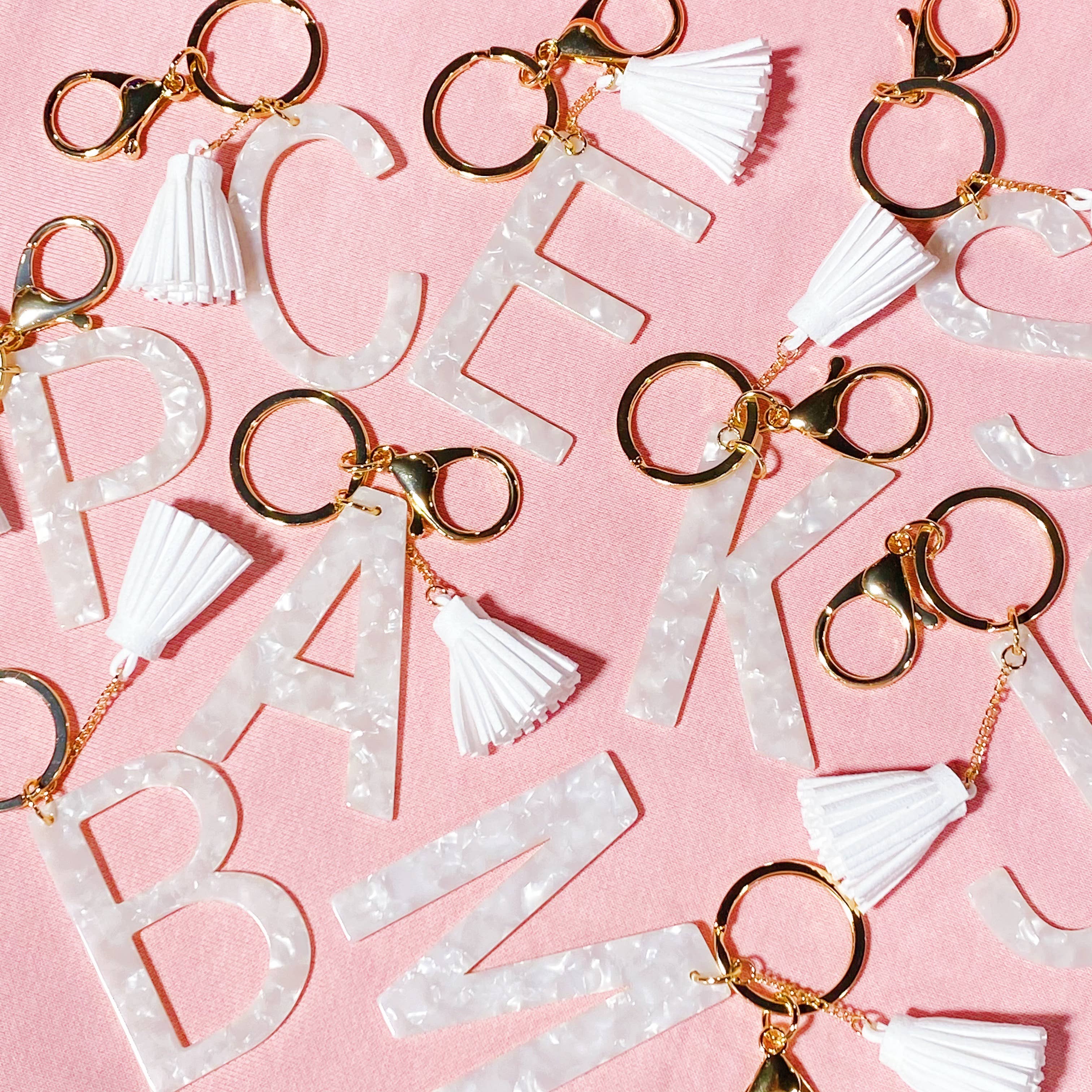 Ellison+Young – wholesale Nyckelringar - Dam – Nyckelring med frans och initial, vit20