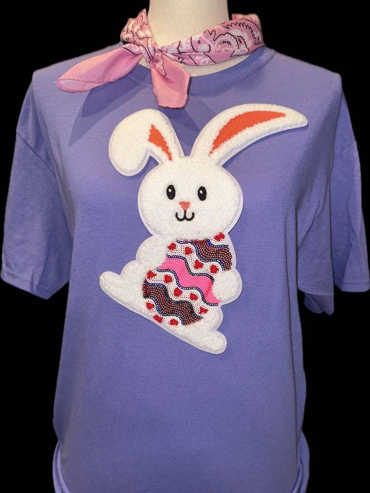 Lapin en chenille avec œuf sur équipage / Pâques pour la vente par Bling-A-GoGo, LLC