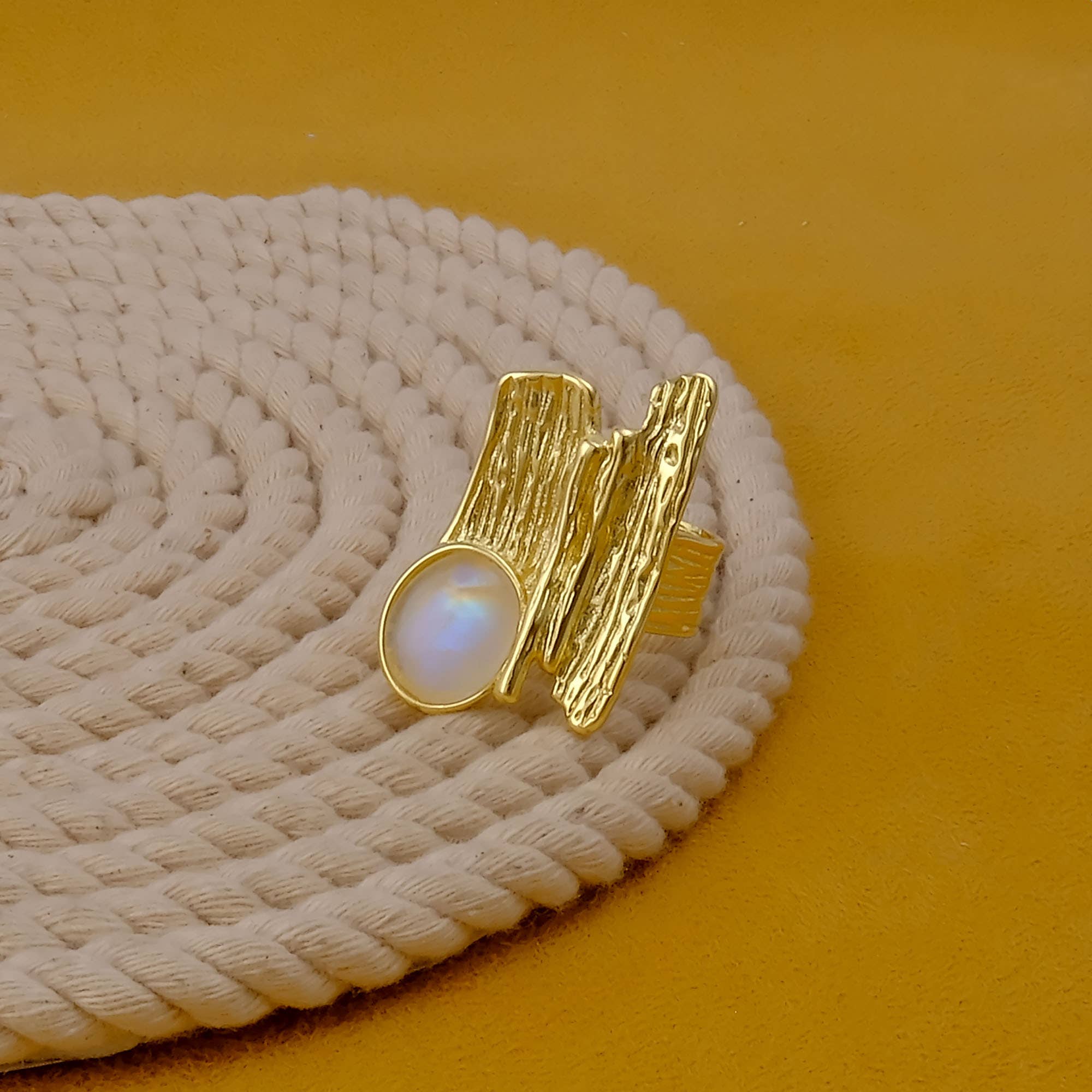 El Joyero - Wholesale Cocktail/gelegenheidsring - Regenboog Maansteen Ring Steen Unieke Getextureerde Band Ringen0