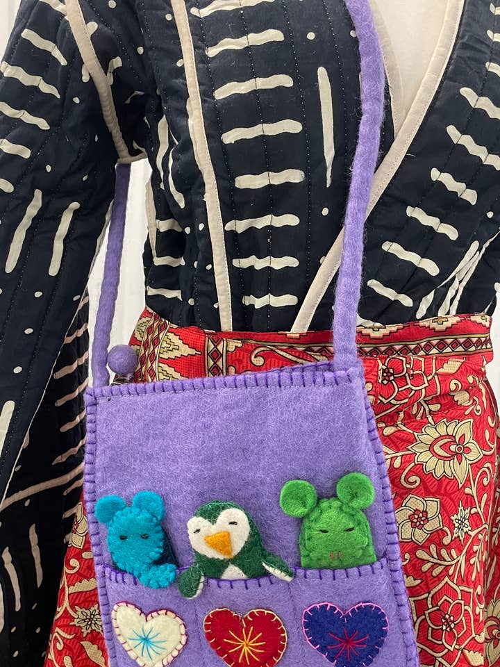 Handgefertigte Filzpuppentasche für Kinder - Lila (Umhängetasche) für den Großhandel von Funky Yak Ltd