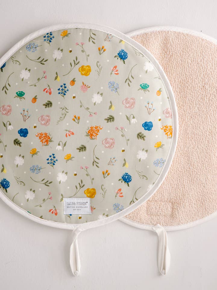 Hoes voor Meadow Aga met bloemen voor wholesale door Laura Fisher