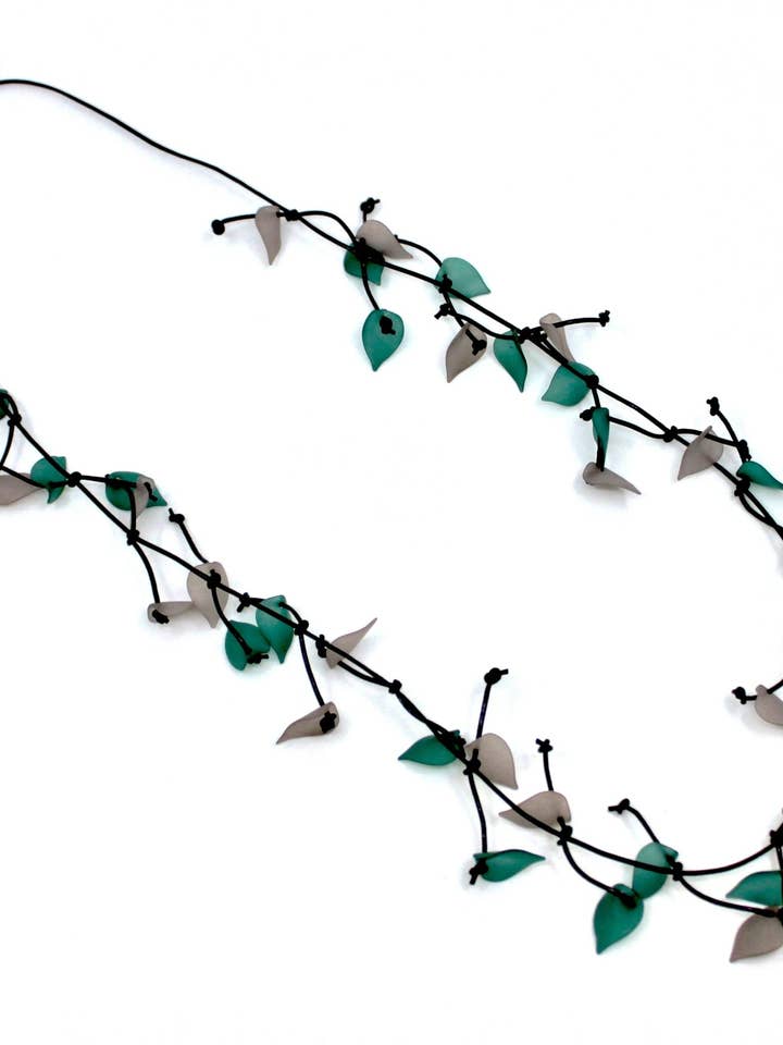 J393 - lang læder halskæde med grøn & grå harpiks blade for engroshandel hos Sea Lily