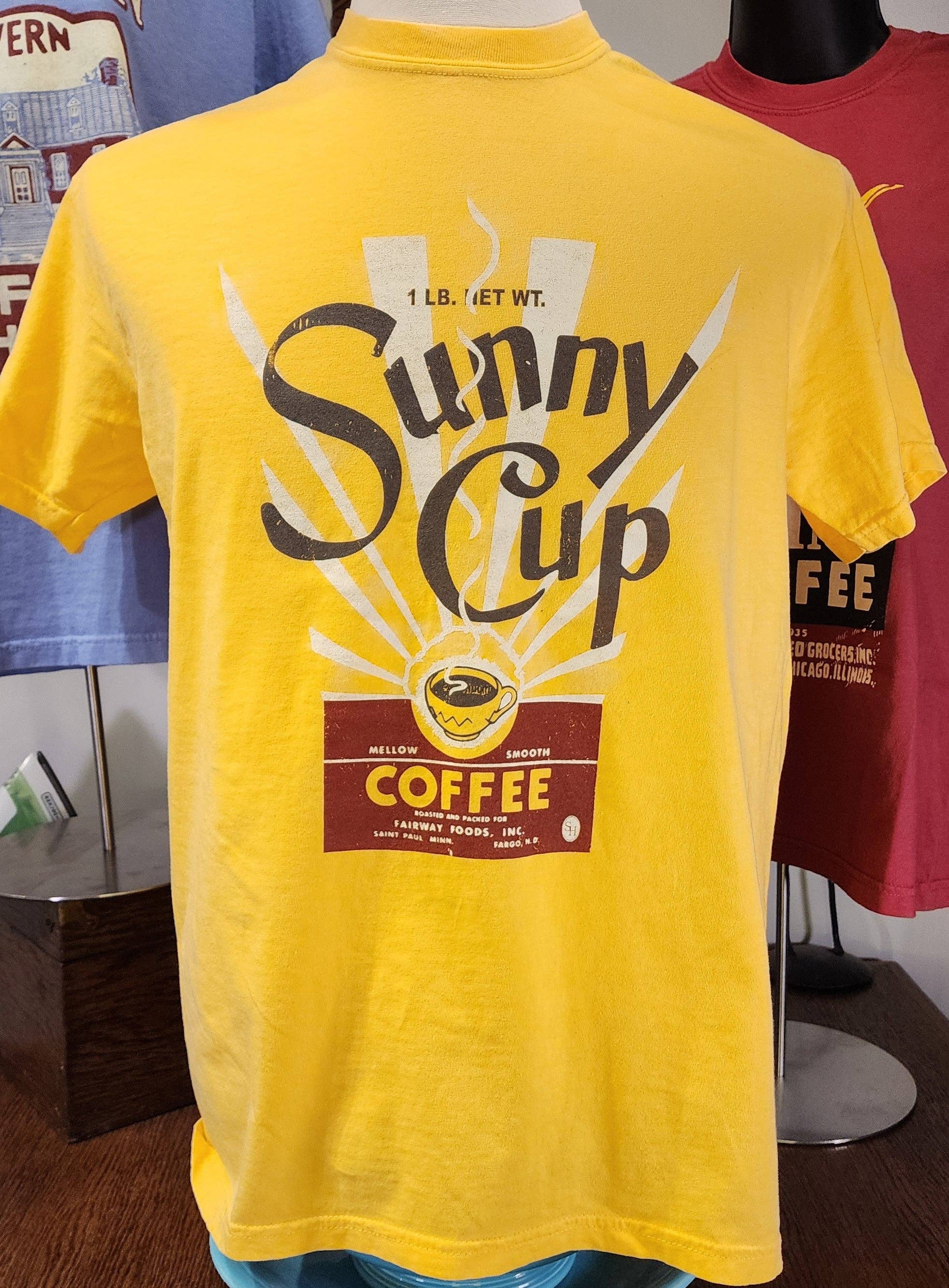 Seed House Prints – Großhandel T-Shirt mit Siebdruck – Unisex – Vintage-Kaffee-Etikett-T-Shirt; "Sunny Cup Coffee" Comfort Colors T-Shirt; Butter0
