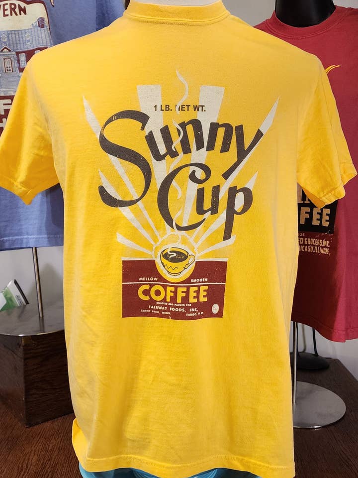 Vintage-Kaffee-Etikett-T-Shirt; "Sunny Cup Coffee" Comfort Colors T-Shirt; Butter für den Großhandel von Seed House Prints