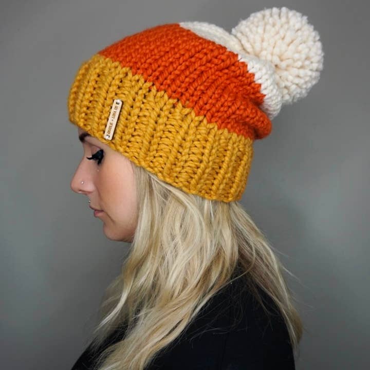 Le Bonnet Bonbon de Maïs - Halloween, Automne 2025 chapeau tricoté à la main pour la vente par Charlie & Luna Co.