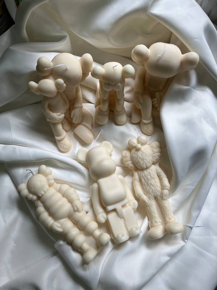 Bougie BFF KAWS pour la vente par AARAM LUX