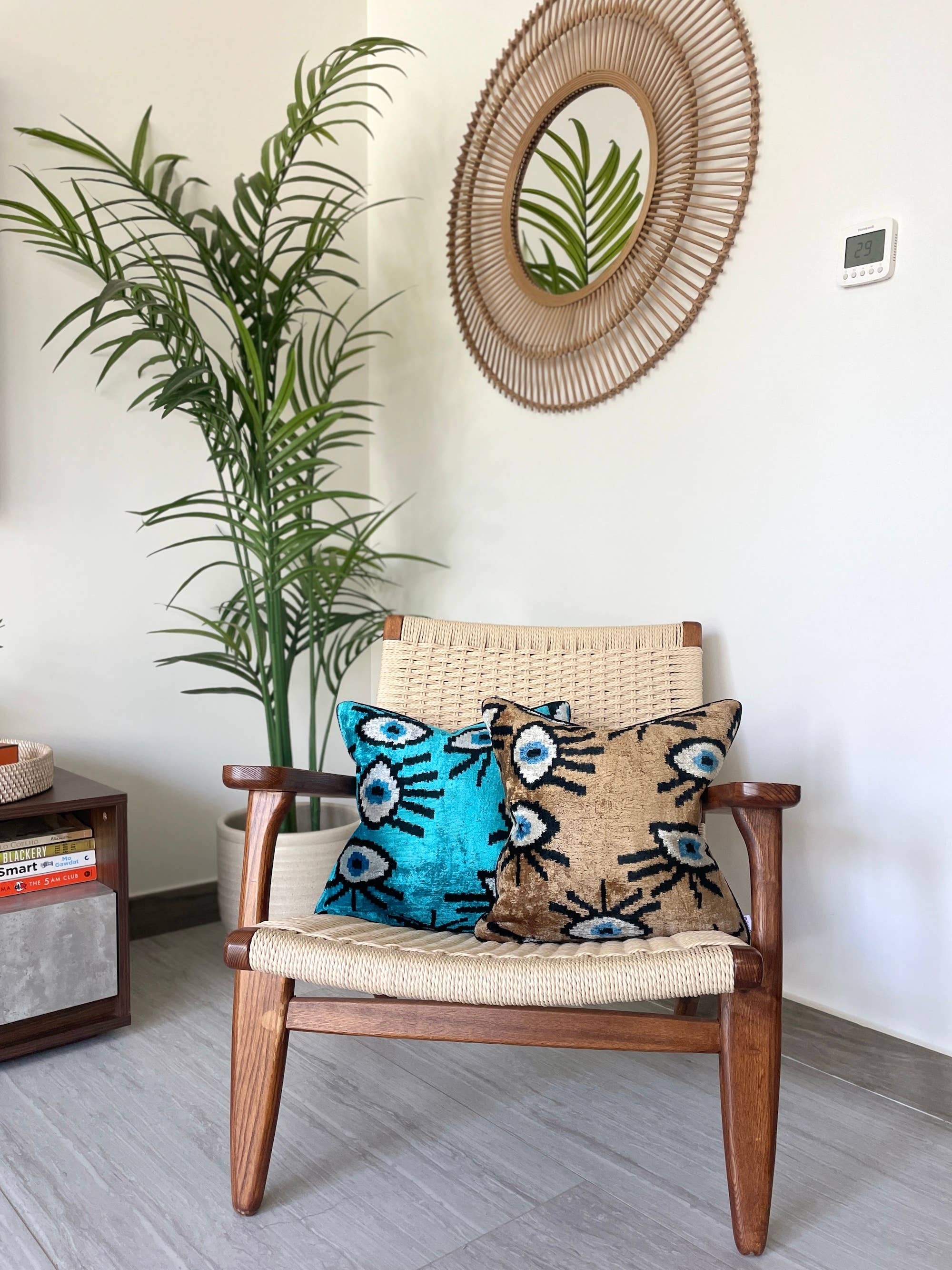 Mila∞Miro by Emelie - Venta al por mayor Funda de cojín - Cojín de terciopelo Ikat Ojo Turco en beige | Funda de cojín de terciopelo Ikat6