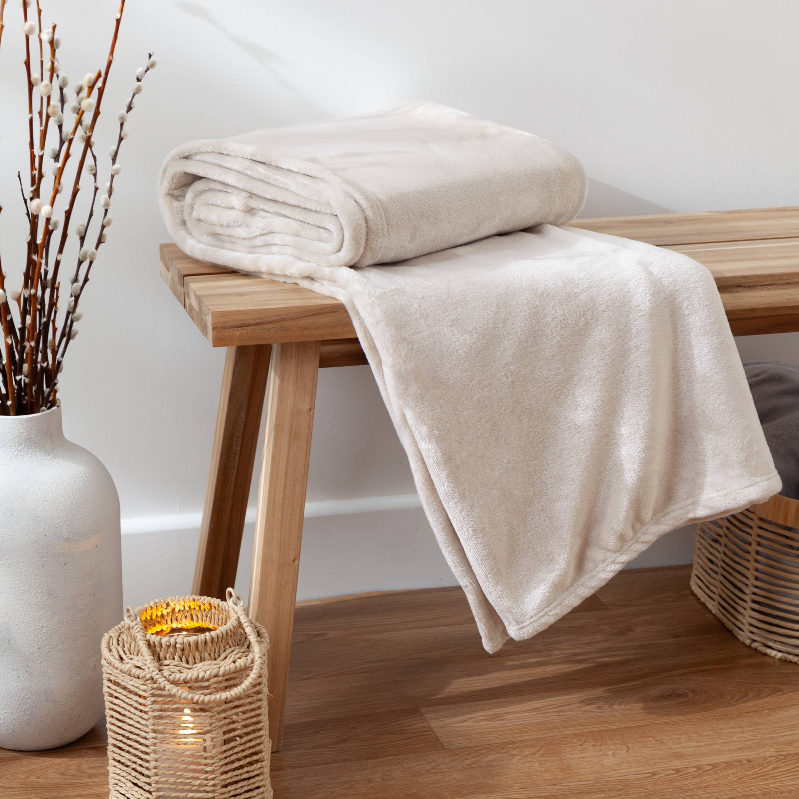 Harlow Fleece Throw Ecru for wholesale on Faire0