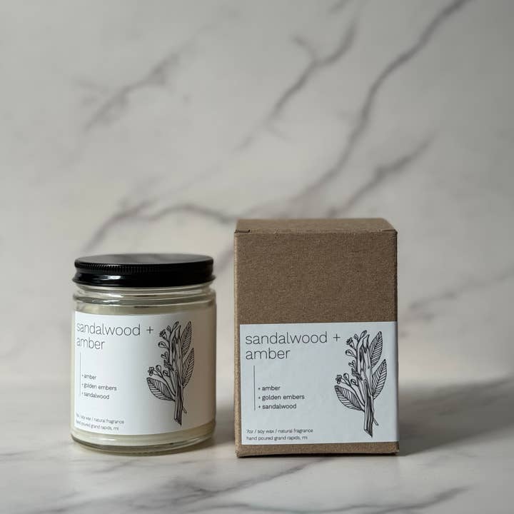 Klassische Sojawachskerze Sandalwood + Amber, 7 oz für den Großhandel von sable candle co.