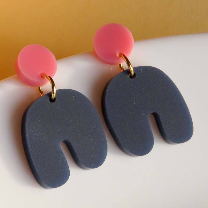 Niemalsmehrohne - Vendita all'ingrosso Orecchini pendenti - Orecchini piccoli a forma di arco Squishy Arch in rosa blu scuro0