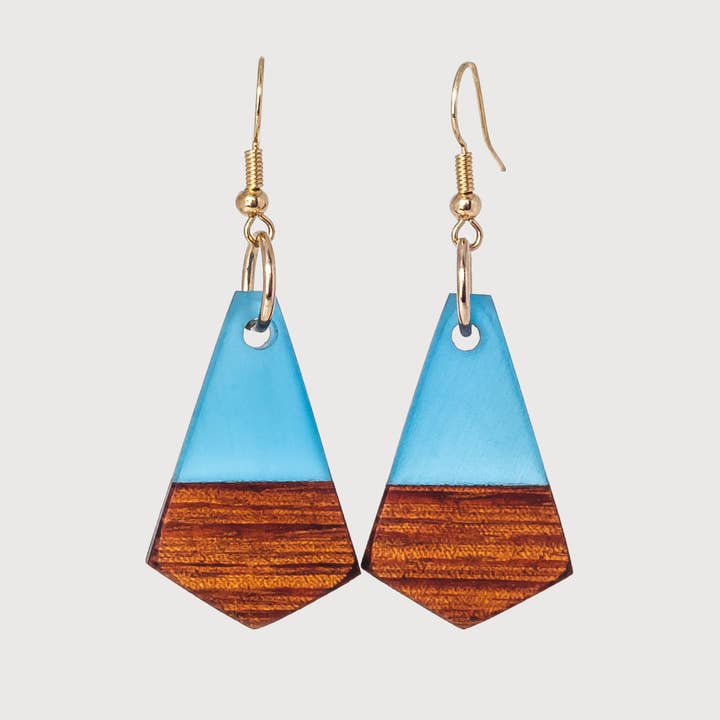 Lola Handgjorda Trä- & Blå Hartshängande Örhängen för wholesale av Wooden Element UK