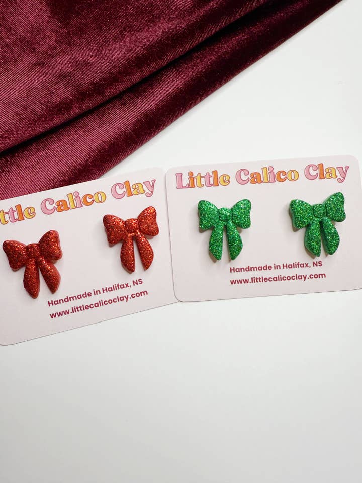Glitterbåge Studs | Örhängen i polymerlera för wholesale av Little Calico Clay