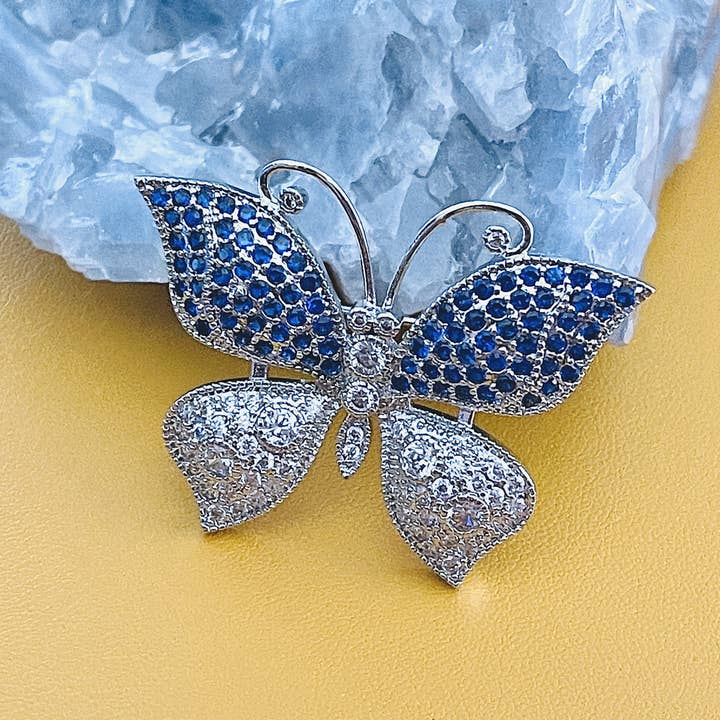 JohnnyB Jewelry – alfinete de lapela por atacado – BELLORA - Broche de borboleta azul safira CZ em prata