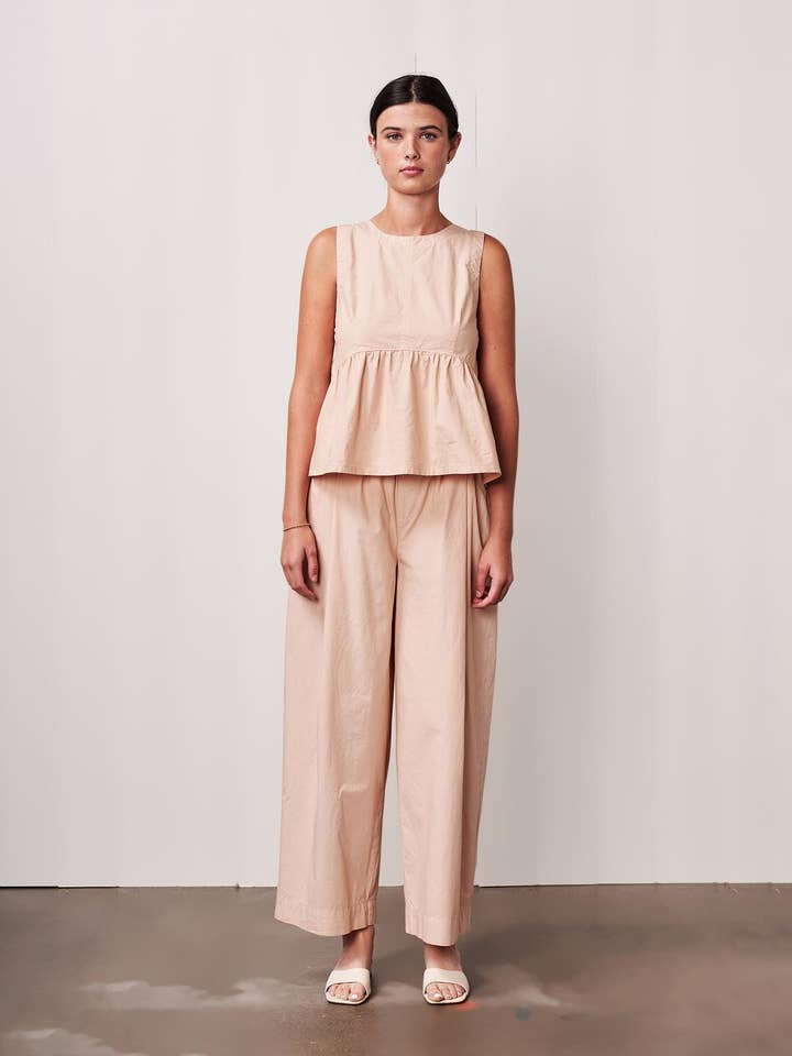 Fijne Poplin Peplum in Amandel voor wholesale door Stateside