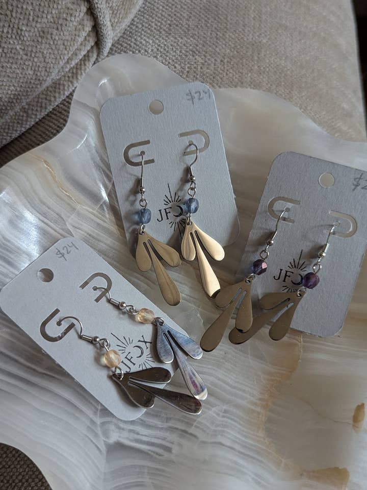 Silberblatt-Akzentperlen-Ohrringe (Verschiedene Farben erhältlich) für den Großhandel von JFOX Jewelry