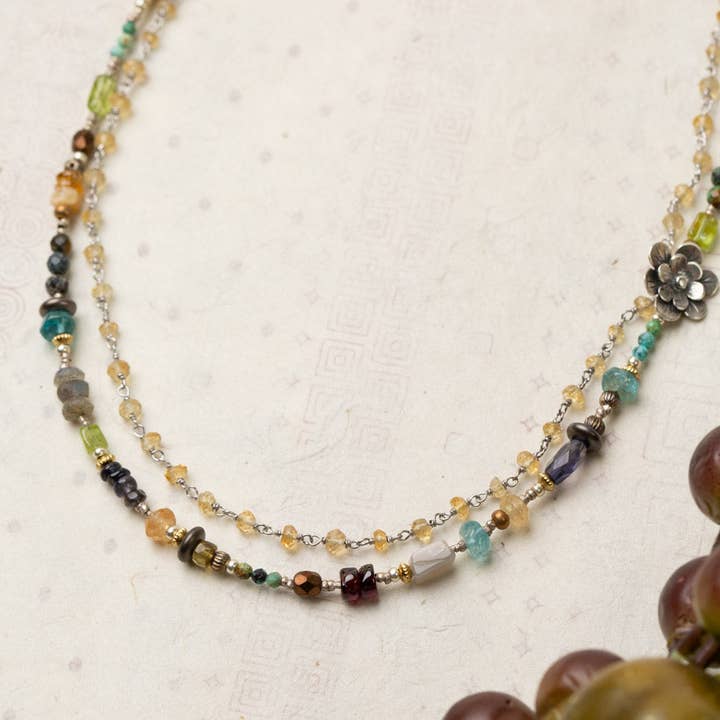 Anne Vaughan Designs Jewelry – Großhandel Perlenkette – Thrive mehrreihige Halskette aus Iolith, blauem Apatit, Peridot, Labradorit, Sonnenstein, Mondstein, Chrysokolla mit Blumen aus Sterlingsilber, 17—19 Zoll