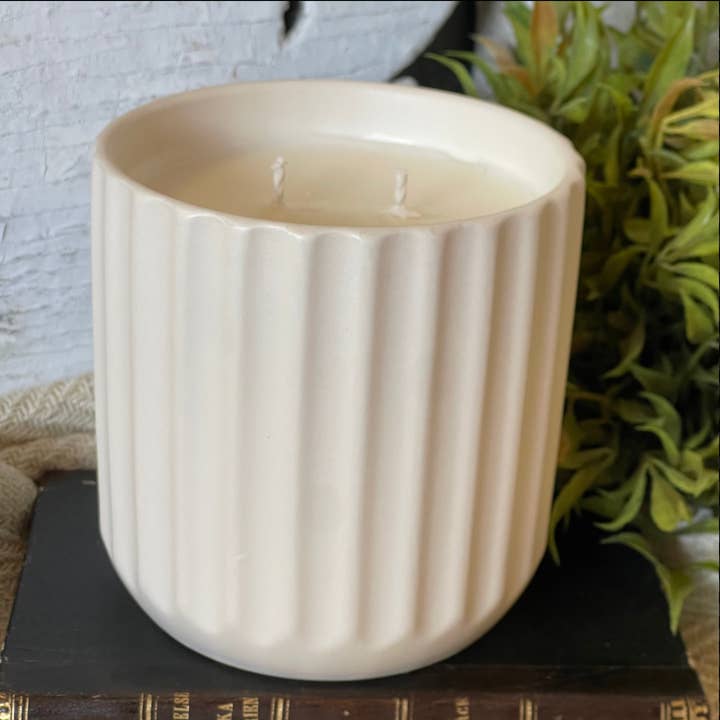 Bougie en poterie en cuir + violette 28 oz en cire de soja pour la vente par 1858 Candle Co
