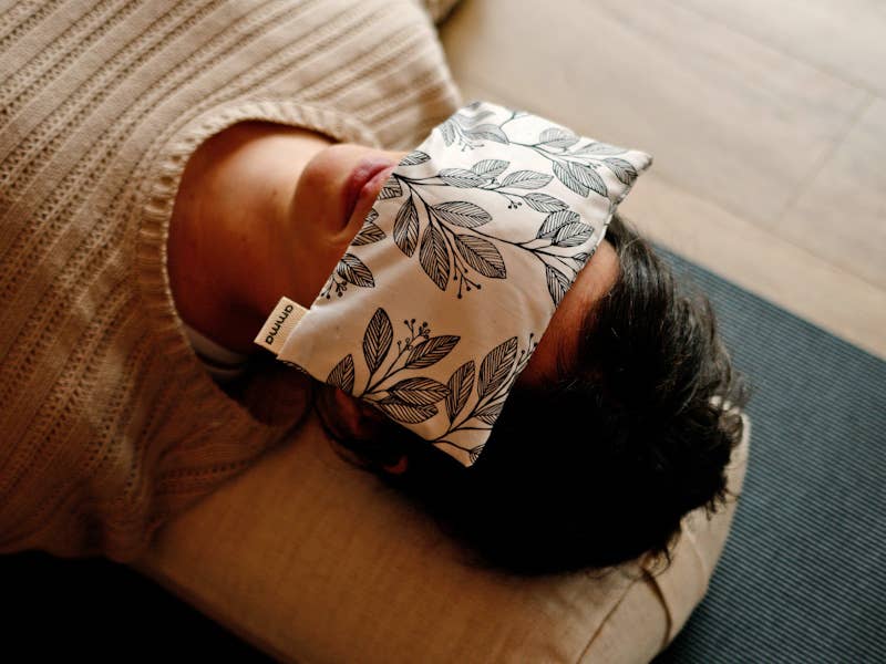 Amma Thérapie - Vente Oreiller de spa/de thérapie - Coussin pour les yeux couleur lavande avec housse lavable (motif Laurier)2