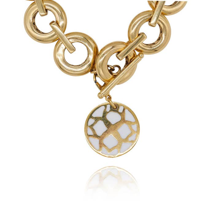 Breloque initiale personnalisée en forme de fleur en nacre dorée pour la vente par Georgina Jewelry