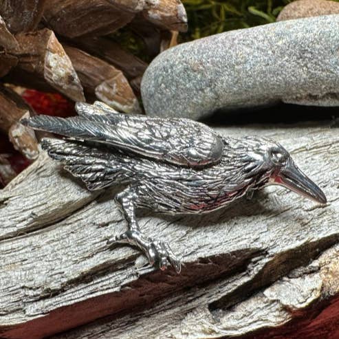 Broche corbeau réaliste en argent sterling pour la vente par Celtic Crystal Designs Jewelry & Gifts