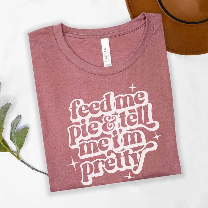 T-shirt de Thanksgiving – Nourris-moi de tarte – Rétro Vintage pour la vente par Stiles Tee Co.