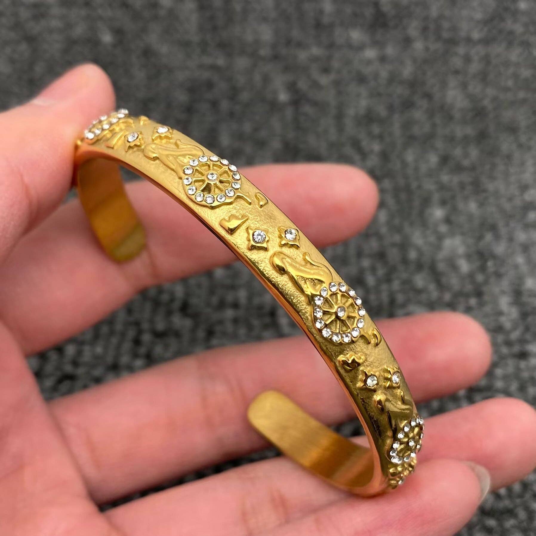 Mio Queena - Vendita all'ingrosso Bracciale a polsino - Bracciale rigido stile tarocchi in acciaio inox placcato oro 18K - FGS/MS26